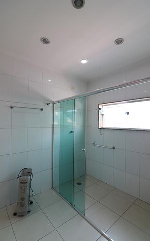 Casa à venda com 350m², 4 quartos e 8 vagasSuíte 2 Banheiro 