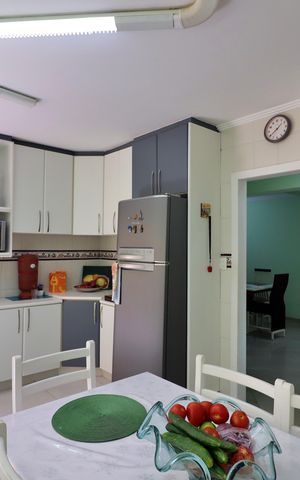 Casa à venda com 350m², 4 quartos e 8 vagasCozinha 