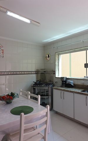 Casa à venda com 350m², 4 quartos e 8 vagasCozinha 