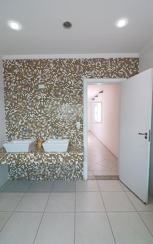 Casa à venda com 350m², 4 quartos e 8 vagasSuíte 2 Banheiro 