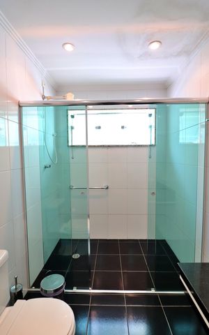 Casa à venda com 350m², 4 quartos e 8 vagasSuíte 1 Banheiro 