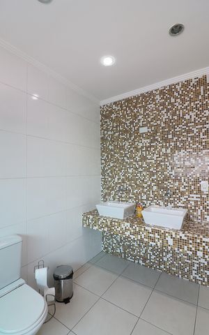Casa à venda com 350m², 4 quartos e 8 vagasSuíte 2 Banheiro 
