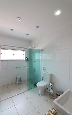 Casa à venda com 350m², 4 quartos e 8 vagasSuíte 2 Banheiro 