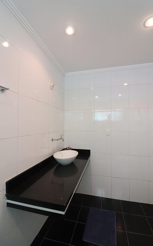Casa à venda com 350m², 4 quartos e 8 vagasSuíte 1 Banheiro 