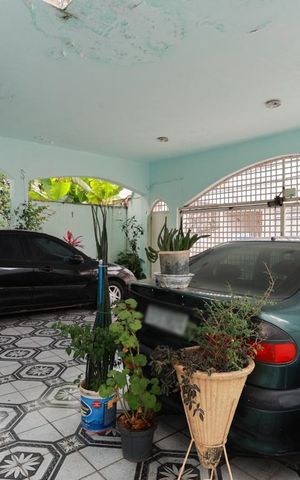 Casa à venda com 500m², 4 quartos e 2 vagas Casa à venda com 500m², 4 quartos e 2 vagasGaragem
