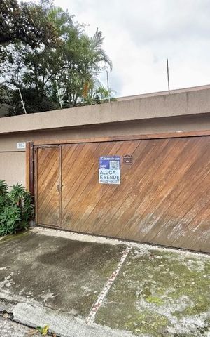 Casa à venda com 350m², 3 quartos e 4 vagas Casa à venda com 350m², 3 quartos e 4 vagasFachada