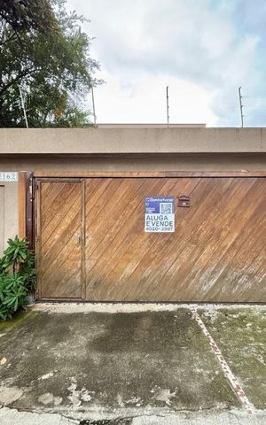 Casa à venda com 350m², 3 quartos e 4 vagas Casa à venda com 350m², 3 quartos e 4 vagasFachada