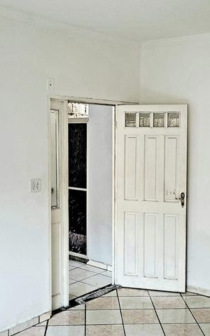Casa à venda com 100m², 2 quartos e 4 vagas Casa à venda com 100m², 2 quartos e 4 vagasSala