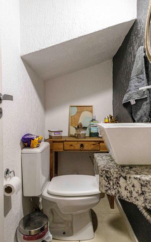 Casa de condomínio à venda com 94m², 3 quartos e 2 vagasLavabo