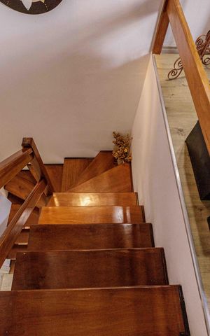 Casa de condomínio à venda com 94m², 3 quartos e 2 vagasEscada
