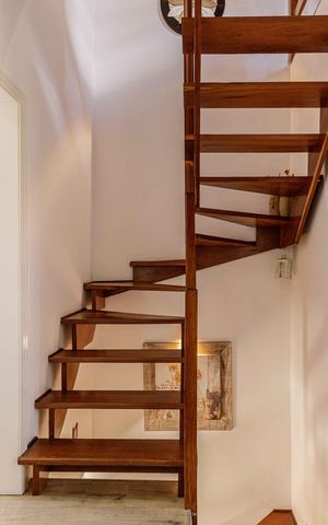 Casa de condomínio à venda com 94m², 3 quartos e 2 vagasEscada