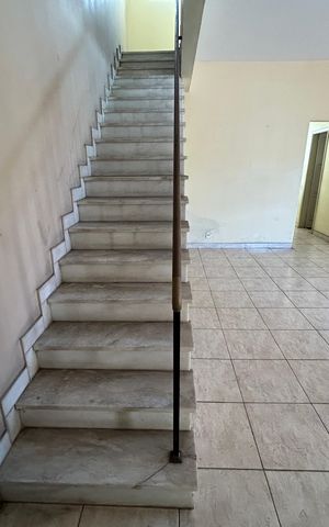Casa à venda com 271m², 5 quartos e 1 vagaEscada