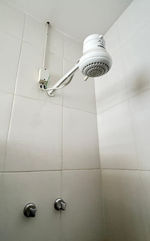 Casa à venda com 271m², 5 quartos e 1 vagaChuveiro da suíte 1