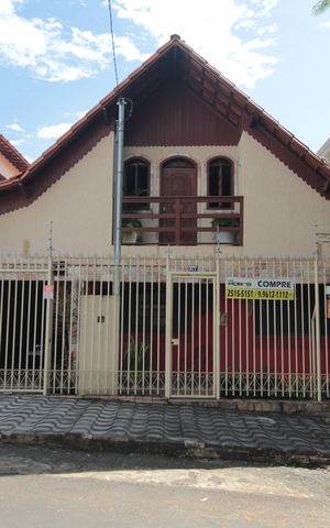 Casa à venda com 360m², 5 quartos e 2 vagasFachada