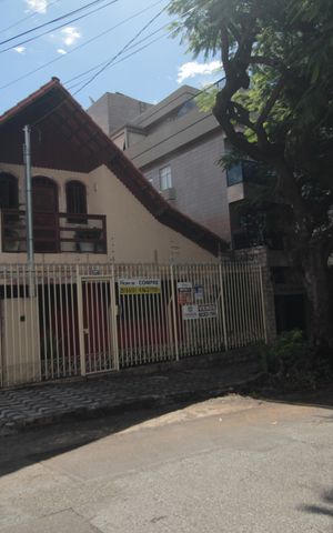 Casa à venda com 360m², 5 quartos e 2 vagasFachada