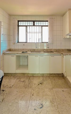 Casa à venda com 300m², 4 quartos e 2 vagas