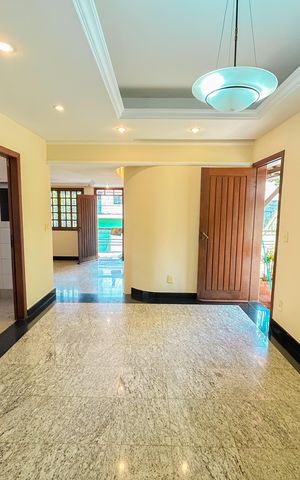 Casa à venda com 300m², 4 quartos e 2 vagas