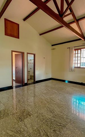 Casa à venda com 300m², 4 quartos e 2 vagas
