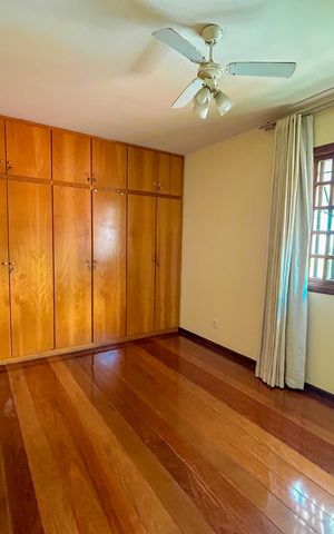 Casa à venda com 300m², 4 quartos e 2 vagas