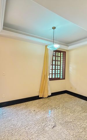 Casa à venda com 300m², 4 quartos e 2 vagas