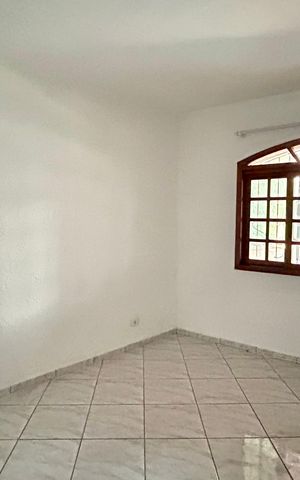 Casa à venda com 168m², 2 quartos e 2 vagas Casa à venda com 168m², 2 quartos e 2 vagasSala