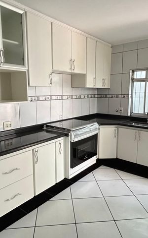 Casa à venda com 168m², 2 quartos e 2 vagas Casa à venda com 168m², 2 quartos e 2 vagasCozinha