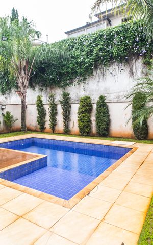 Casa à venda com 380m², 4 quartos e 4 vagas Casa à venda com 380m², 4 quartos e 4 vagasPiscina