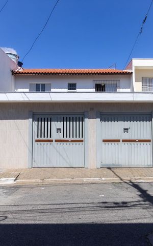 Casa à venda com 205m², 4 quartos e 2 vagasFachada
