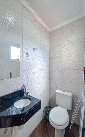 Casa de condomínio à venda com 116m², 2 quartos e 2 vagasBanheiro de serviço