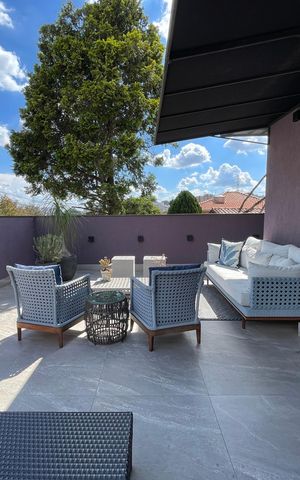 Casa à venda com 308m², 3 quartos e 2 vagas Casa à venda com 308m², 3 quartos e 2 vagasVaranda