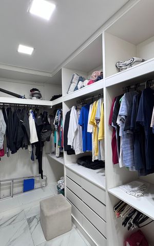 Apartamento à venda com 367m², 4 quartos e 3 vagas Apartamento à venda com 367m², 4 quartos e 3 vagasSuíte 1 - Closet