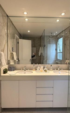 Apartamento à venda com 218m², 3 quartos e 2 vagas Apartamento à venda com 218m², 3 quartos e 2 vagasBanheiro