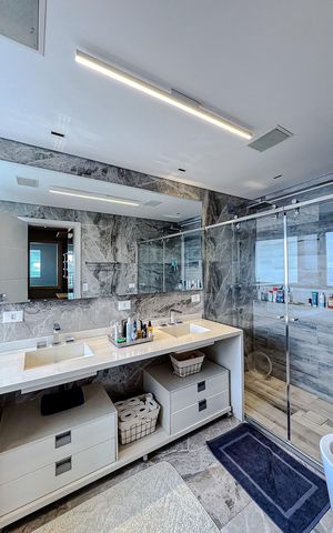 Apartamento à venda com 380m², 3 quartos e 6 vagas Apartamento à venda com 380m², 3 quartos e 6 vagasBanheiro da Suíte 1