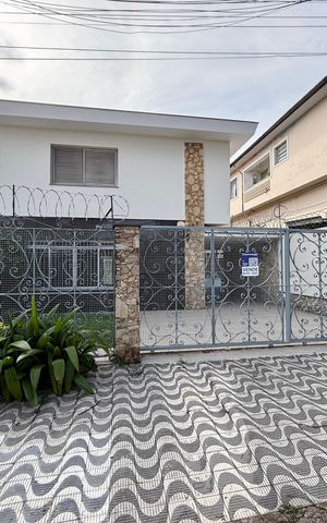 Casa à venda com 215m², 4 quartos e 3 vagas Casa à venda com 215m², 4 quartos e 3 vagasFachada