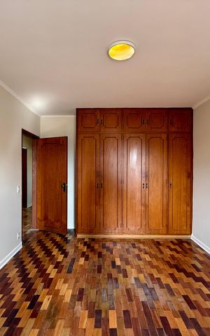 Casa à venda com 215m², 4 quartos e 3 vagas Casa à venda com 215m², 4 quartos e 3 vagasQuarto 3