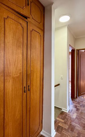 Casa à venda com 215m², 4 quartos e 3 vagas Casa à venda com 215m², 4 quartos e 3 vagasCorredor Quartos