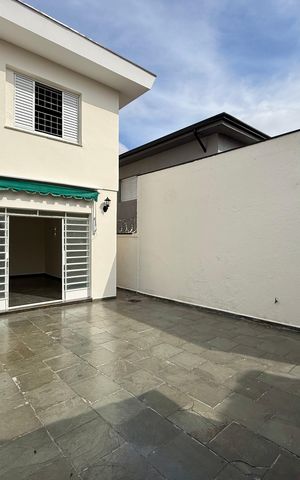Casa à venda com 215m², 4 quartos e 3 vagas Casa à venda com 215m², 4 quartos e 3 vagasQuintal