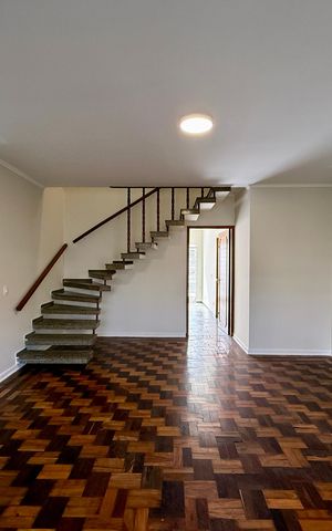 Casa à venda com 215m², 4 quartos e 3 vagas Casa à venda com 215m², 4 quartos e 3 vagasSala