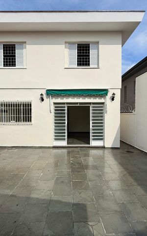 Casa à venda com 215m², 4 quartos e 3 vagas Casa à venda com 215m², 4 quartos e 3 vagasQuintal