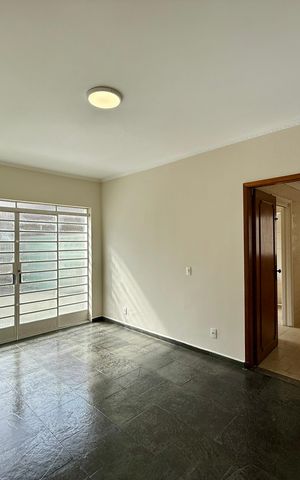 Casa à venda com 215m², 4 quartos e 3 vagas Casa à venda com 215m², 4 quartos e 3 vagasSala
