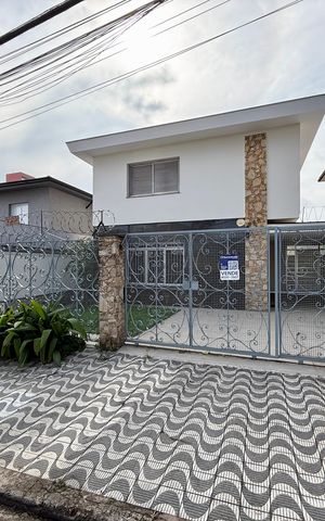 Casa à venda com 215m², 4 quartos e 3 vagas Casa à venda com 215m², 4 quartos e 3 vagasFachada