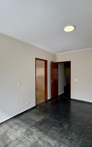 Casa à venda com 215m², 4 quartos e 3 vagas Casa à venda com 215m², 4 quartos e 3 vagasSala