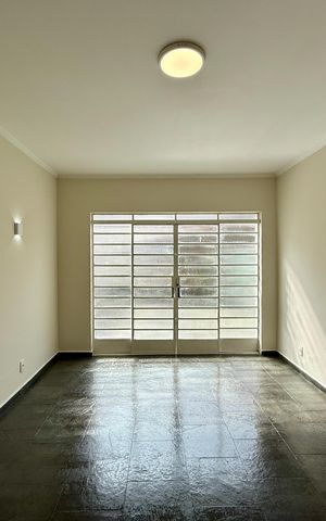 Casa à venda com 215m², 4 quartos e 3 vagas Casa à venda com 215m², 4 quartos e 3 vagasSala