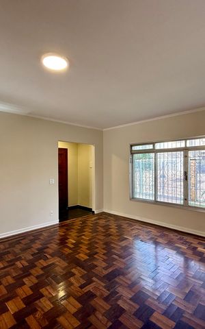 Casa à venda com 215m², 4 quartos e 3 vagas Casa à venda com 215m², 4 quartos e 3 vagasSala