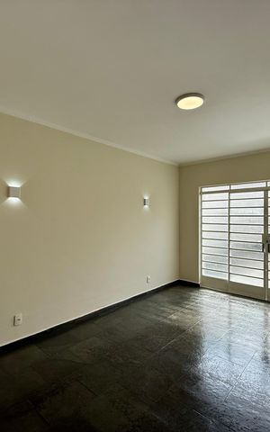 Casa à venda com 215m², 4 quartos e 3 vagas Casa à venda com 215m², 4 quartos e 3 vagasSala