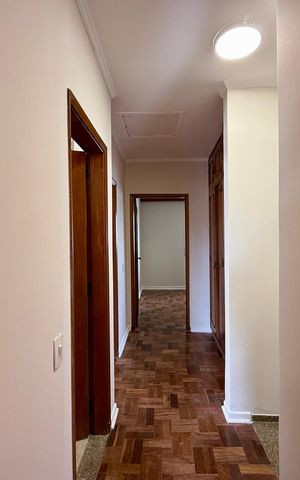 Casa à venda com 215m², 4 quartos e 3 vagas Casa à venda com 215m², 4 quartos e 3 vagasCorredor Quartos