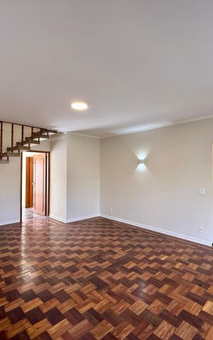 Casa à venda com 215m², 4 quartos e 3 vagas Casa à venda com 215m², 4 quartos e 3 vagasSala