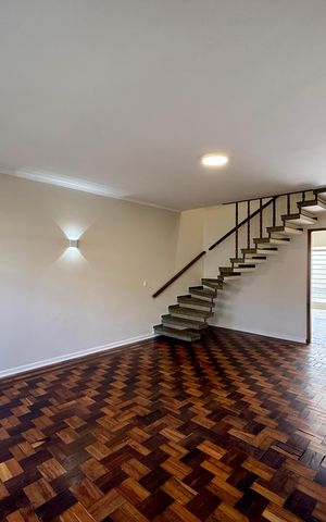 Casa à venda com 215m², 4 quartos e 3 vagas Casa à venda com 215m², 4 quartos e 3 vagasSala