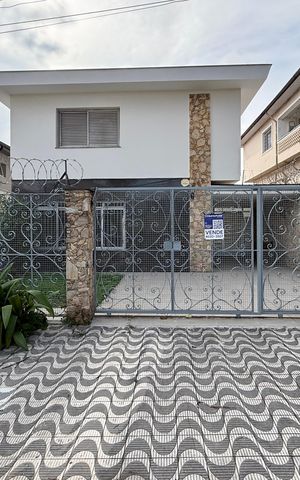 Casa à venda com 215m², 4 quartos e 3 vagas Casa à venda com 215m², 4 quartos e 3 vagasFachada