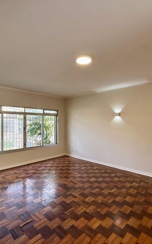 Casa à venda com 215m², 4 quartos e 3 vagas Casa à venda com 215m², 4 quartos e 3 vagasSala